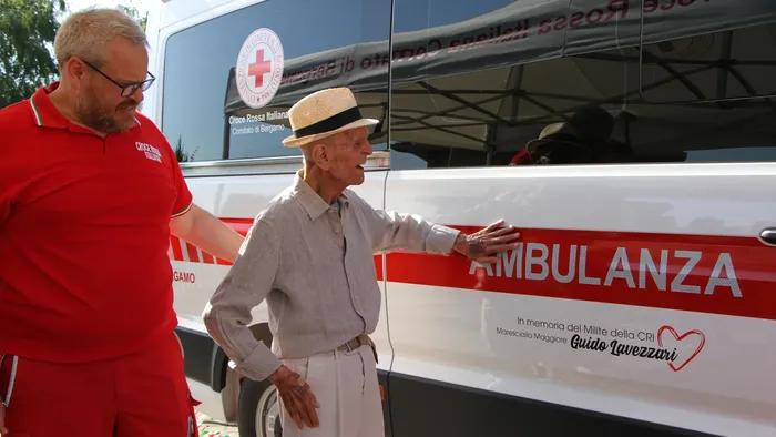 ha 101 anni e regala un8217ambulanza alla croce rossa aiuto chi ha bisogno video