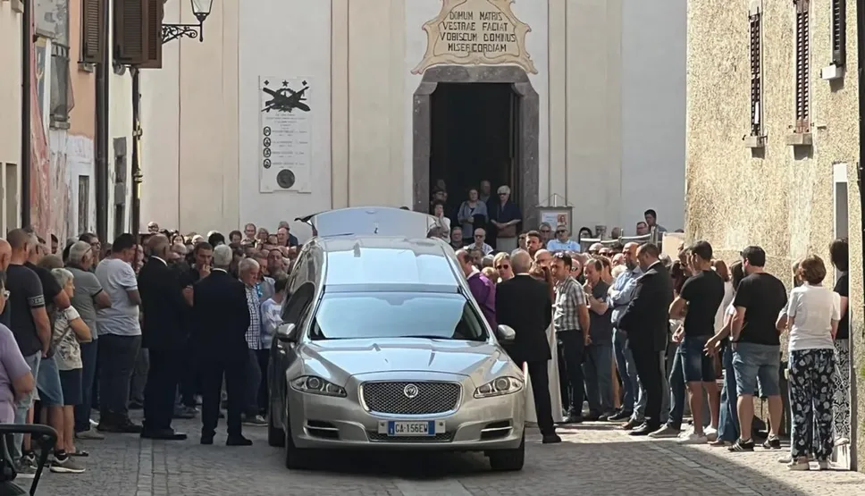 Grande partecipazione a Piazzolo per l’ultimo saluto a Roberto Arizzi, morto in moto sulla strada per Foppolo: aveva 42 anni Grande partecipazione a Piazzolo per l’ultimo saluto a Roberto Arizzi, morto in moto sulla strada per Foppolo: aveva 42 anni
