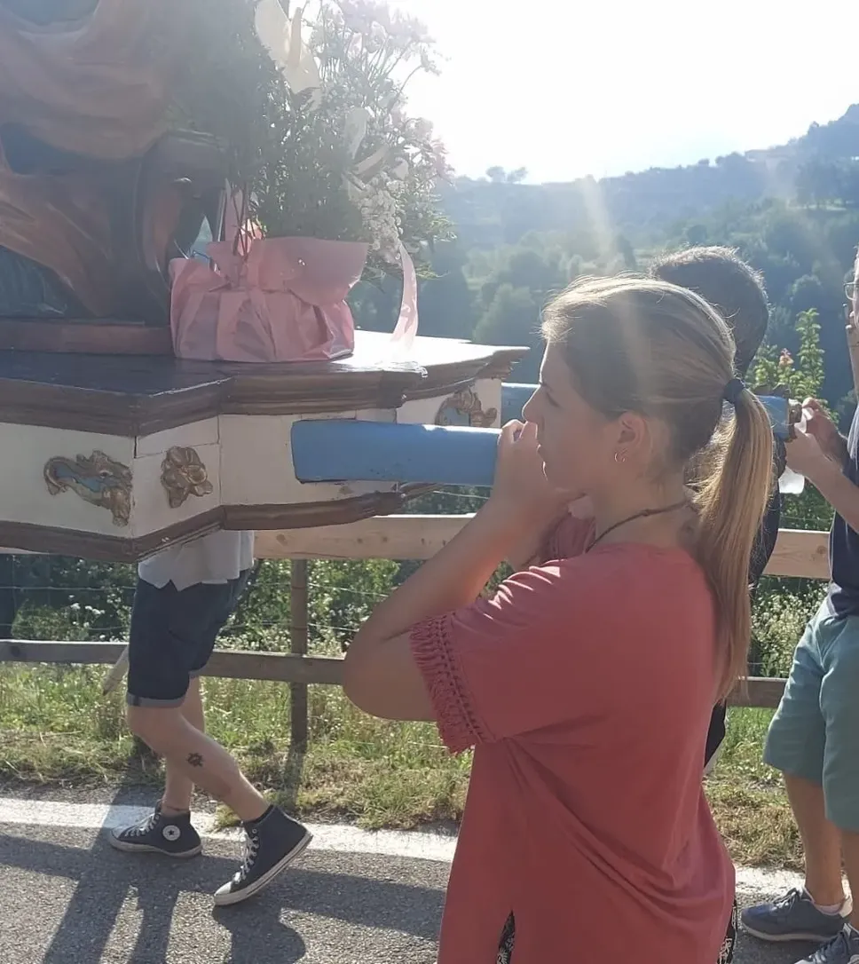 Volontaria durante una processione
