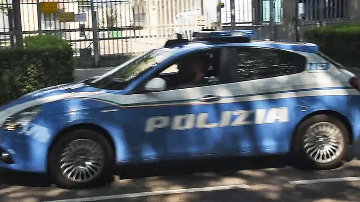 ruba dal carro funebre inseguito e denunciato