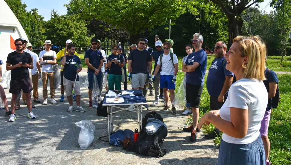 I volontari pronti a ripulire gli spazi pubblici e i parchi cittadini domenica 20 luglio alla Celadina con l’assessore Ruzzini