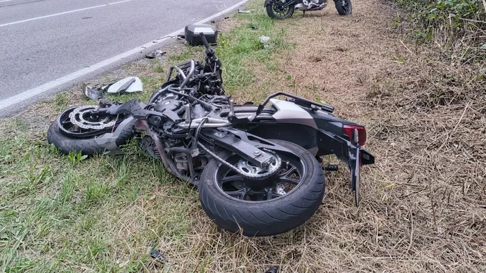 Travolti in moto: muore il marito, la moglie gravissima. L’amico che lo seguiva su un altro mezzo: «Edoardo, sempre prudente alla guida» Travolti in moto: muore il marito, la moglie gravissima. L’amico che lo seguiva su un altro mezzo: «Edoardo, sempre prudente alla guida»