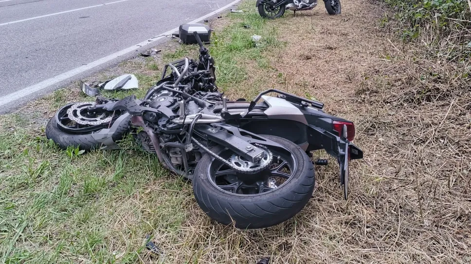La moto Honda Ncx sulla quale viaggiava Edoardo Vezzoli, che guidava, assieme alla moglie Paola Ranghetti, rimasta ferita in modo grave La moto Honda Ncx sulla quale viaggiava Edoardo Vezzoli, che guidava, assieme alla moglie Paola Ranghetti, rimasta ferita in modo grave
