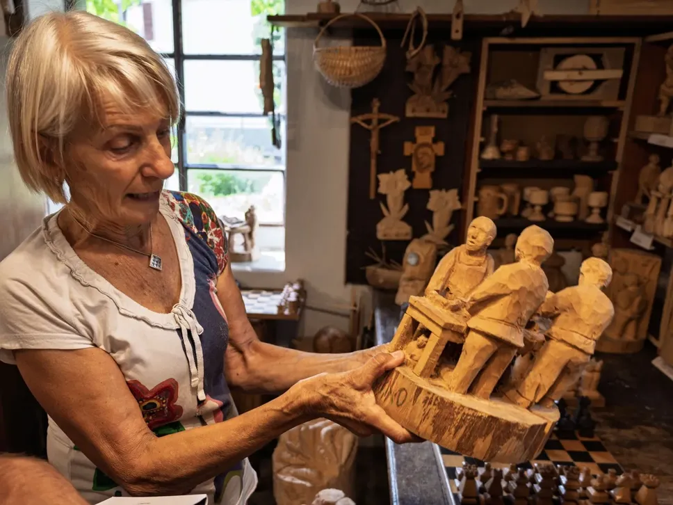 Lena Bendotti, figlia del «Mago», mostra una delle opere del padre