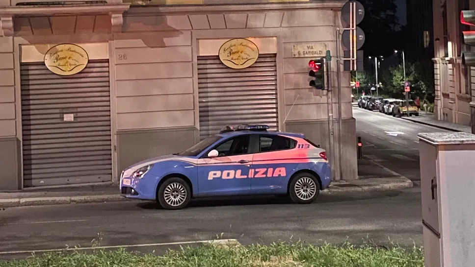 L’intervento della Polizia di Stato in via Garibaldi L’intervento della Polizia di Stato in via Garibaldi