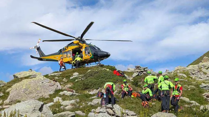 https://storage.ecodibergamo.it/media/photologue/2025/7/21/photos/cache/due-alpinisti-bloccati-in-quota-per-colpa-della-neve-recuperati-dallelicottero_4b7d0552-65fb-11f0-8888-5640fb62cdf0_1920_1080_v3_large_16_9.webp