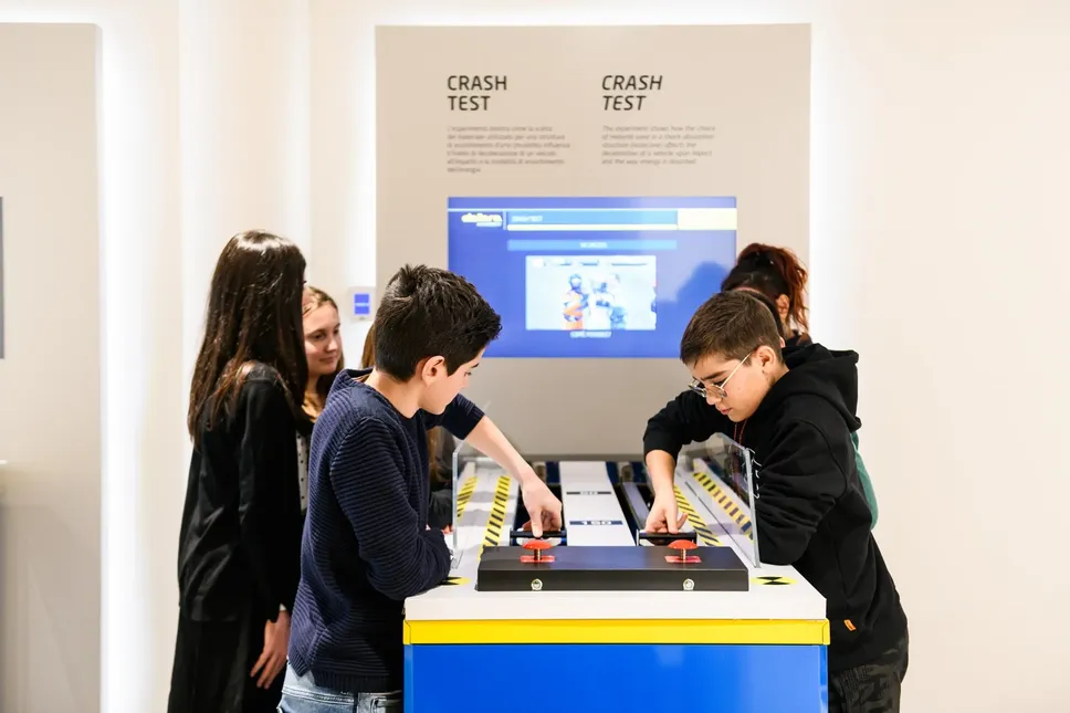 Un gruppo di studenti simula il crash test con il gaming in Dallara