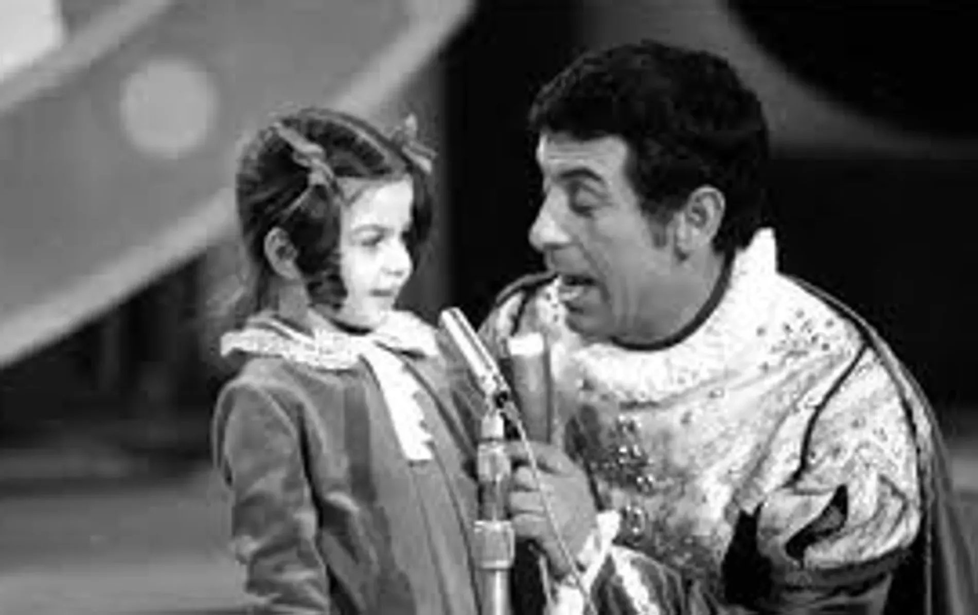 Cristina D’Avena con il Mago Zurlì nel 1964 allo Zecchino d’Oro