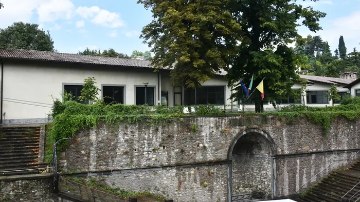 Scuola Donadoni, un mese e mezzo dopo il rogo gli oggetti restituiti agli studenti