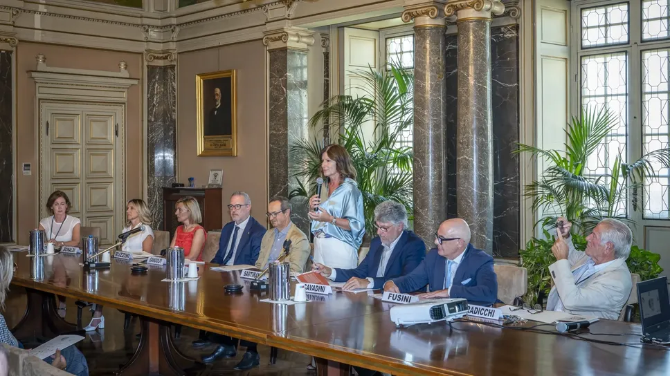 La presentazione del festival. Da sinistra: Erminia Comencini, Simona Bonaldi, Oriana Ruzzini, Pasquale Gandolfi, Giovanni Zambonelli, Claudia Sartirani, Luca Cavadini, Oscar Fusini e Enrico Radicchi La presentazione del festival. Da sinistra: Erminia Comencini, Simona Bonaldi, Oriana Ruzzini, Pasquale Gandolfi, Giovanni Zambonelli, Claudia Sartirani, Luca Cavadini, Oscar Fusini e Enrico Radicchi