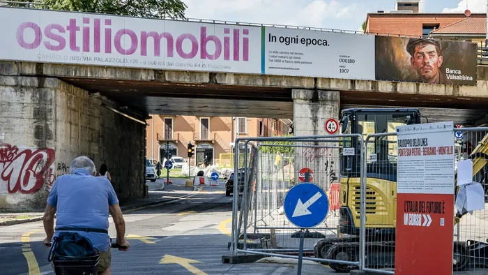 https://storage.ecodibergamo.it/media/photologue/2025/7/23/photos/cache/ponte-di-via-san-bernardino-a-bergamo-slitta-la-chiusura-totale_4f64ef48-6733-11f0-8888-5640fb62cdf0_1920_1080_v3_large_16_9.webp