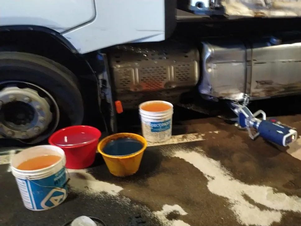 Lo sversamento di gasolio dal tir
