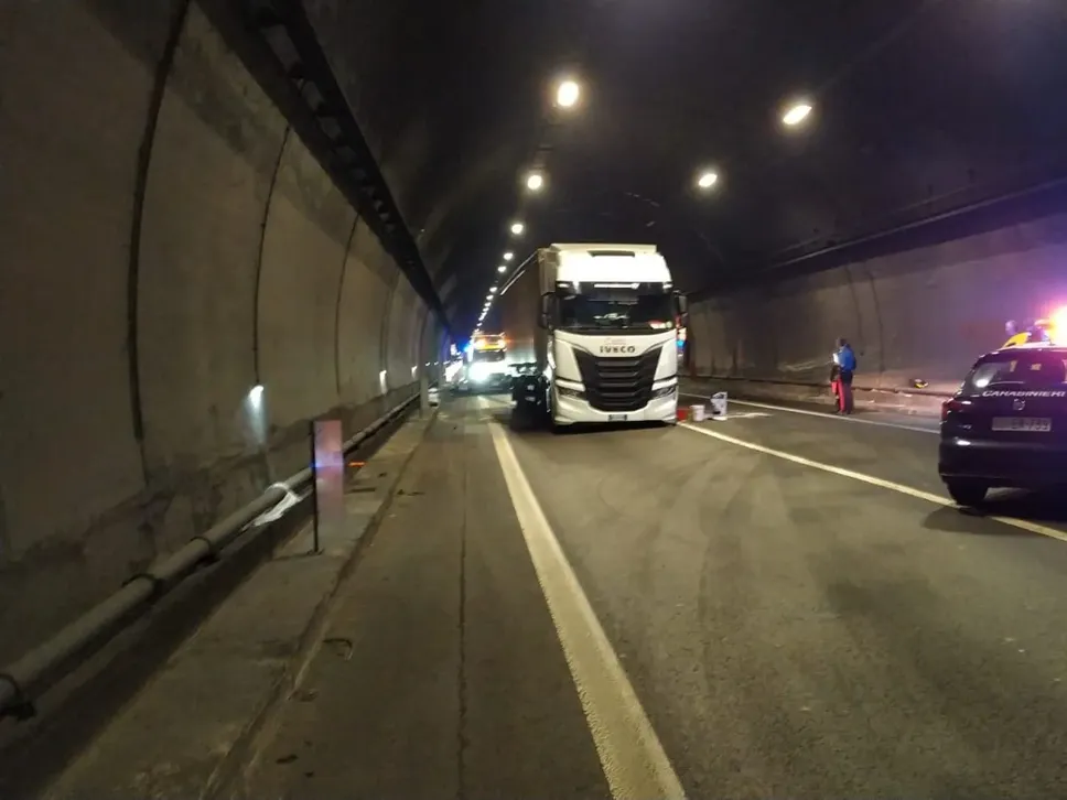 Il tir coinvolto nell’incidente a Lovere