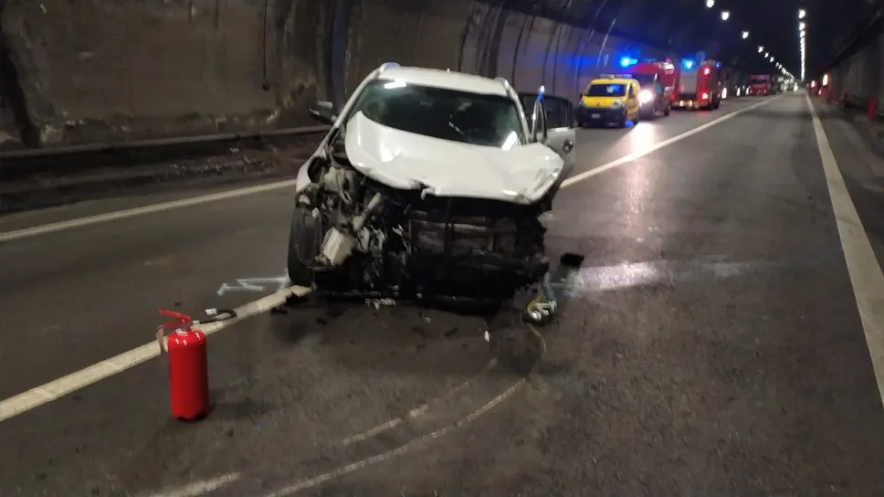 Un tir bloccato in galleria a Lovere per incidente che ha coinvolto un’auto e un furgone paralizza il traffico sulla Statale 42 Un tir bloccato in galleria a Lovere per incidente che ha coinvolto un’auto e un furgone paralizza il traffico sulla Statale 42