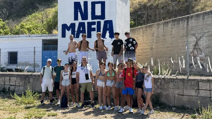 https://storage.ecodibergamo.it/media/photologue/2025/7/23/photos/cache/vacanze-strane-a-palermo-i-ragazzi-di-bergamo-sfidano-la-mafia_11294518-6732-11f0-8888-5640fb62cdf0_1920_1080_v3_large_16_9.webp