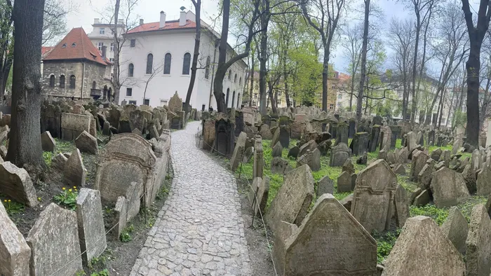 https://storage.ecodibergamo.it/media/photologue/2025/7/24/photos/cache/dal-pere-lachaise-al-golem-un-viaggio-nellanima-delle-citta_f5442e70-6863-11f0-8888-5640fb62cdf0_1920_1080_v3_large_16_9.webp