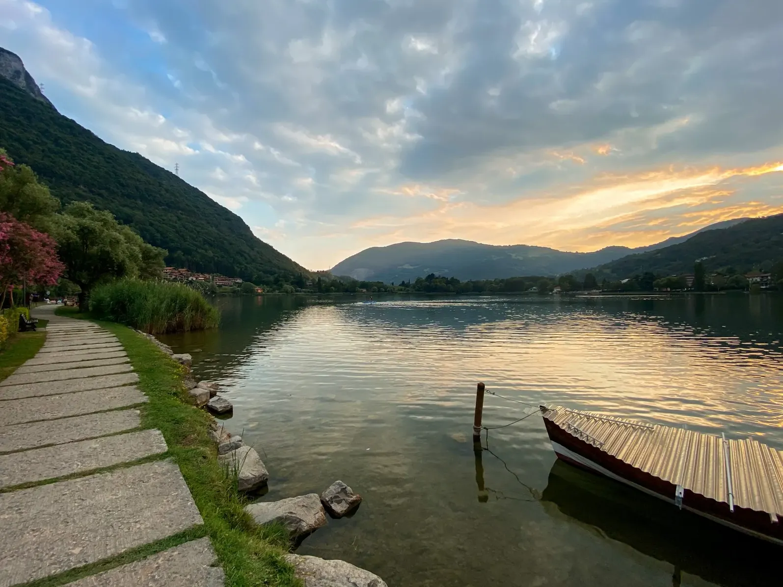 Tramonto sul Lago di Endine nei pressi del Parco Biali