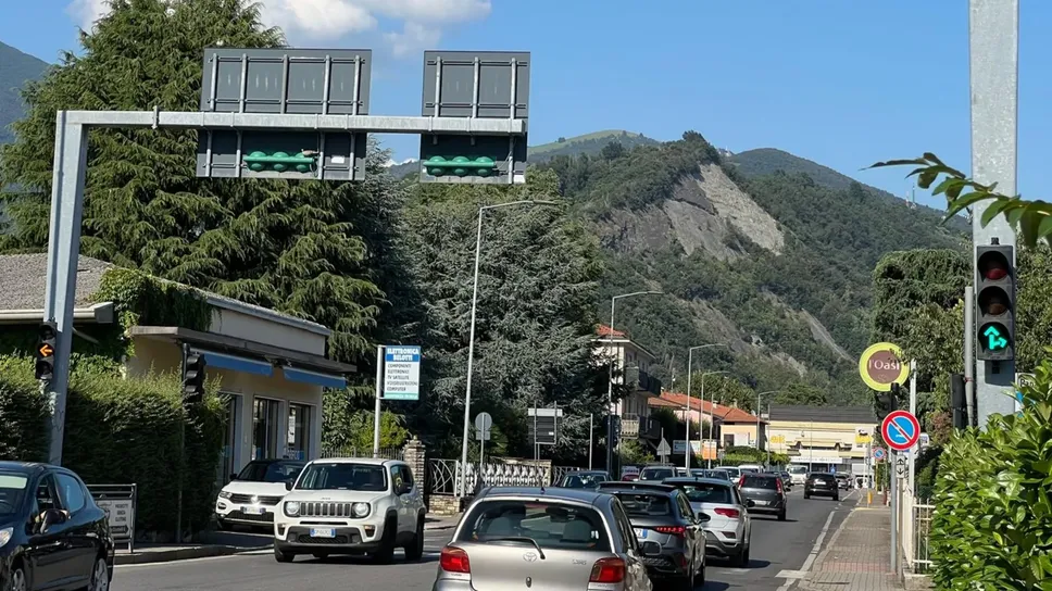Auto in coda al semaforo di Villongo, ultimo rimasto sulla 91 Auto in coda al semaforo di Villongo, ultimo rimasto sulla 91