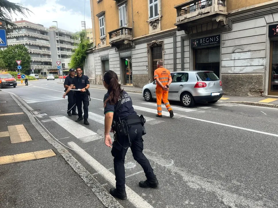 I rilievi della Polizia locale e la Golf coinvolta nell’investimento