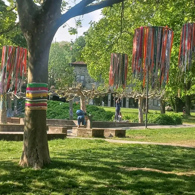 I lavori a maglia e uncinetto al parco Serraglio di Carvico