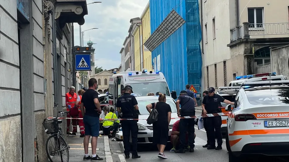 I soccorsi alla donna di 63 anni investita in via Gavazzeni giovedì mattina I soccorsi alla donna di 63 anni investita in via Gavazzeni giovedì mattina