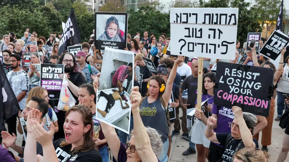 Manifestazione a Tel Aviv contro la guerra a Gaza e il blocco degli aiuti alla popolazione