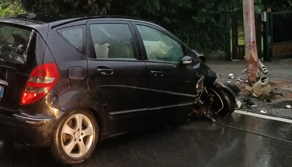 L’auto dopo lo scontro L’auto dopo lo scontro