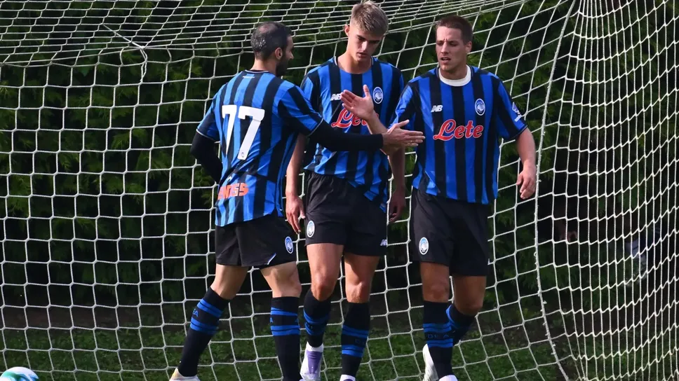 De Ketelaere festeggia con Zappacosta e Pasalic, auto re dell’assist, il gol che ha deciso la sfida con l’Under 23 a Clusone sabato 26 luglio