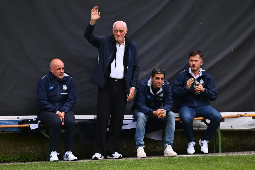 Antonio Percassi saluta i tifosi