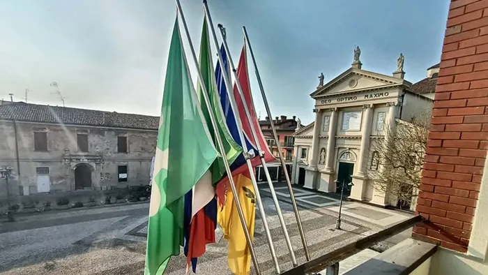 https://storage.ecodibergamo.it/media/photologue/2025/7/26/photos/cache/covo-nelle-piazze-vietato-giocare-con-la-palla-multe-da-100-euro_9854273a-6992-11f0-8888-5640fb62cdf0_1920_1080_v3_large_16_9.webp