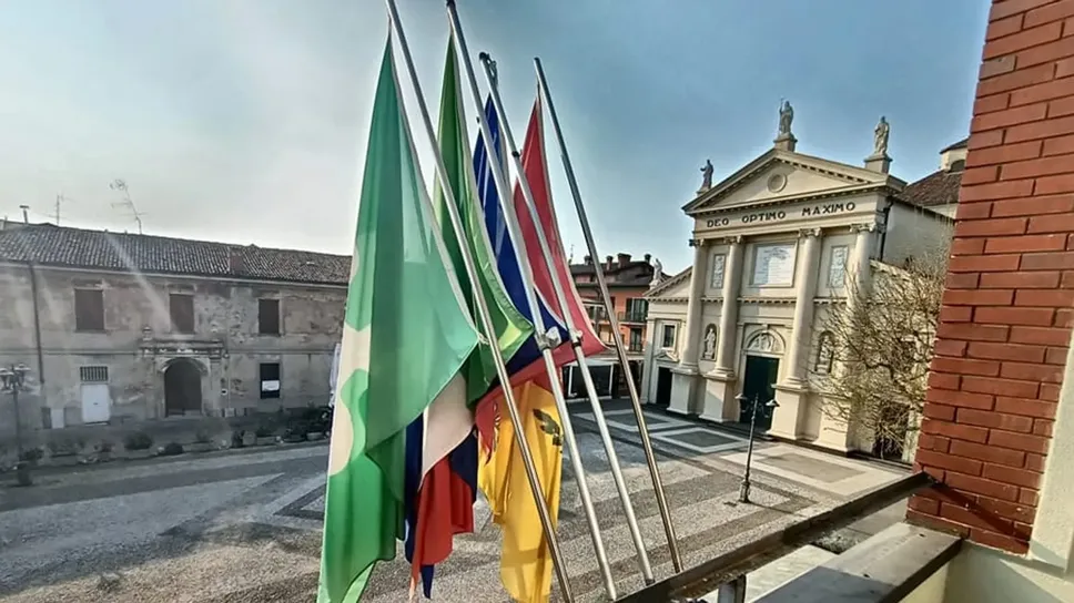 Piazza Santi Apostoli e la parrocchia viste dal Municipio di Covo Piazza Santi Apostoli e la parrocchia viste dal Municipio di Covo