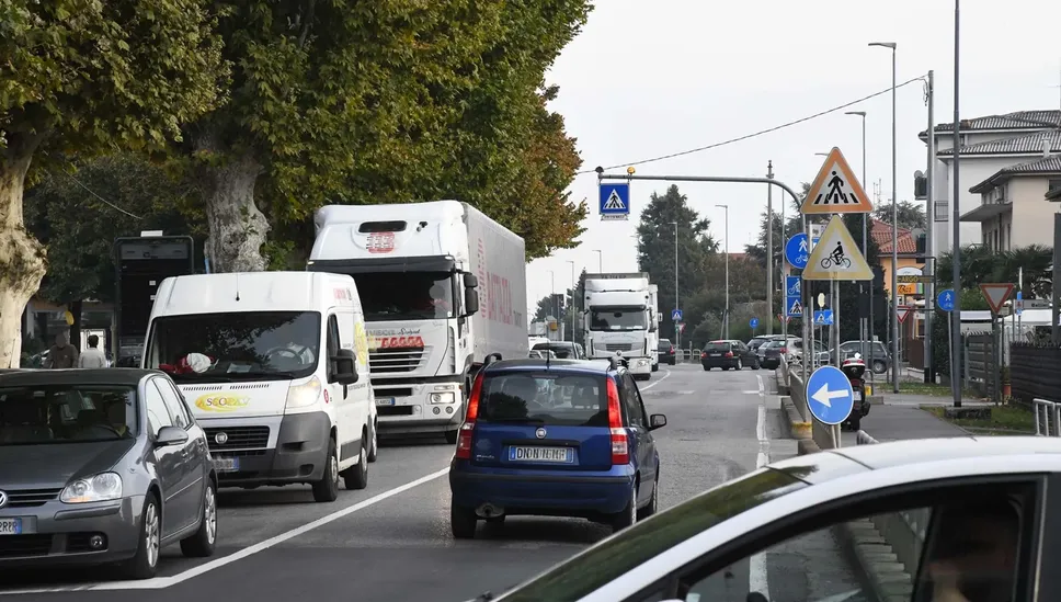 Il traffico lungo l’ex statale 591 a Cologno al Serio
