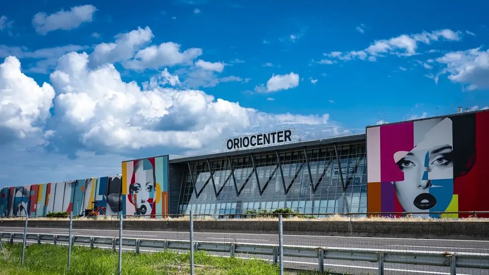 Oriocenter, inaugurato nel 1998, ospita 300 negozi distribuiti su una superficie di 105mila metri quadrati