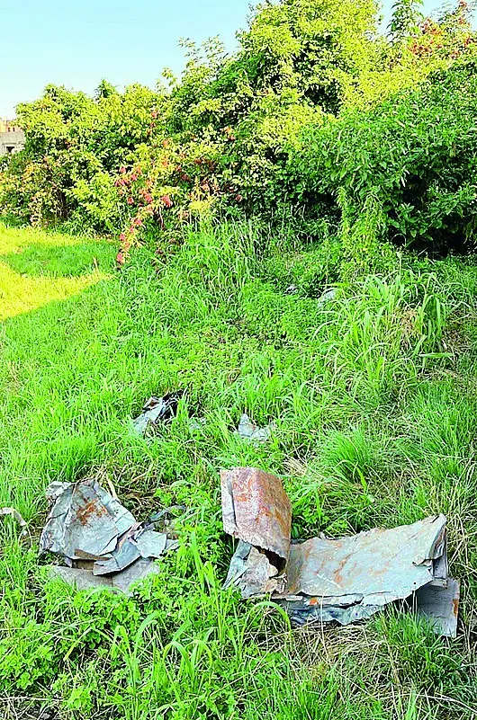 Le lamiere abbandonate nel campo di viale Lombardia Le lamiere abbandonate nel campo di viale Lombardia