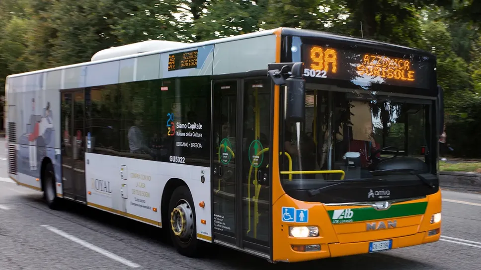 Un mezzo dell’Atb in servizio a Bergamo Un mezzo dell’Atb in servizio a Bergamo
