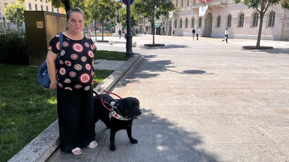 Marianna Mazzola con il suo cane Linda davanti a Palazzo Frizzoni, sede del Comune di Bergamo Marianna Mazzola con il suo cane Linda davanti a Palazzo Frizzoni, sede del Comune di Bergamo