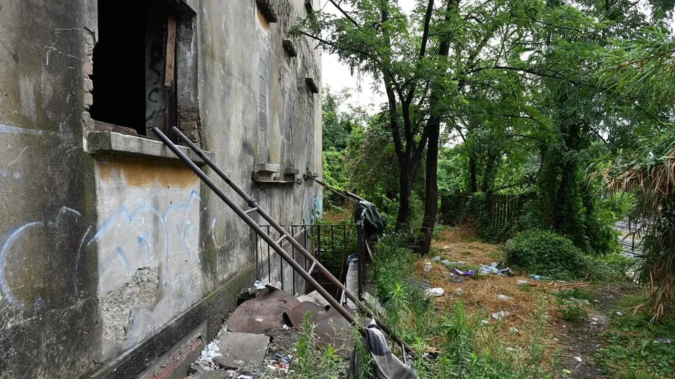 Stazione di Calcio-Cividate: una scala per entrare in un ricovero di fortuna che si trova nelle vicinanze Stazione di Calcio-Cividate: una scala per entrare in un ricovero di fortuna che si trova nelle vicinanze
