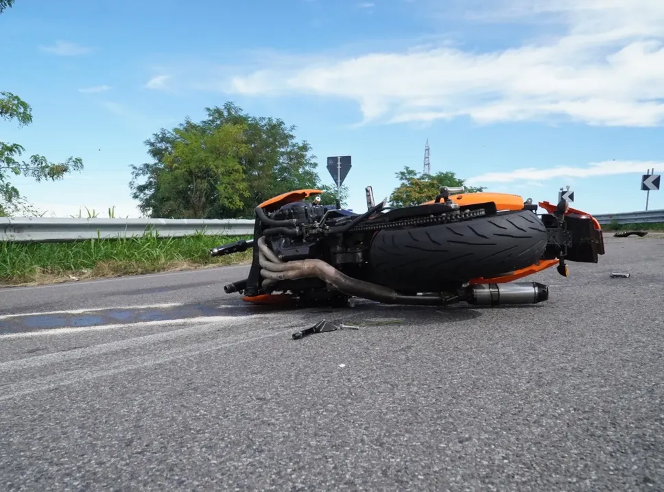 La moto del 55enne di Zanica morto cadendo sulla statale 42 a Zanica