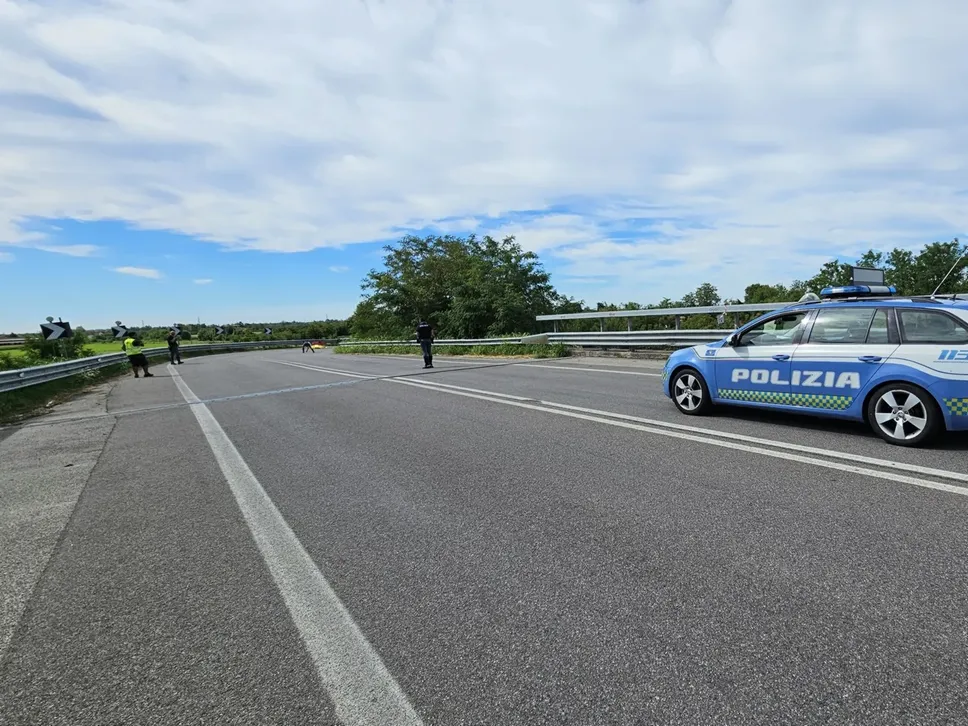La strada chiusa dopo l’intervento della Polizia di Stato che ha effettuato i rilievi