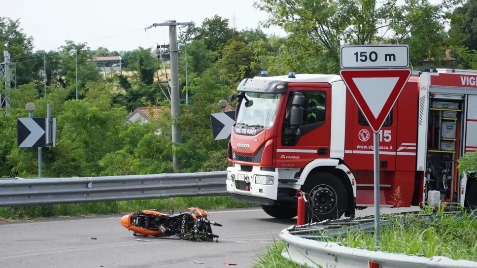 La moto riversa sull’asfalto dopo la caduta sulla statale 42 a Zanica dove ha perso la vita Salvatore Di Marco, 55enne residente a Bergamo La moto riversa sull’asfalto dopo la caduta sulla statale 42 a Zanica dove ha perso la vita Salvatore Di Marco, 55enne residente a Bergamo