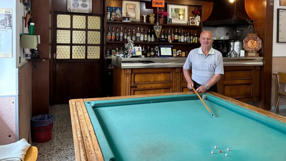 Angelo Savoldi nel suo bar