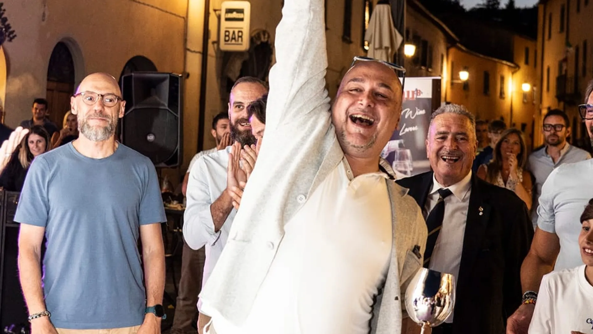https://storage.ecodibergamo.it/media/photologue/2025/7/28/photos/simone-cornacchia-di-enoteca-leone-si-aggiudica-il-gaiole-wine-contest_7b23e26e-692d-11f0-8888-5640fb62cdf0_1920_1080.webp
