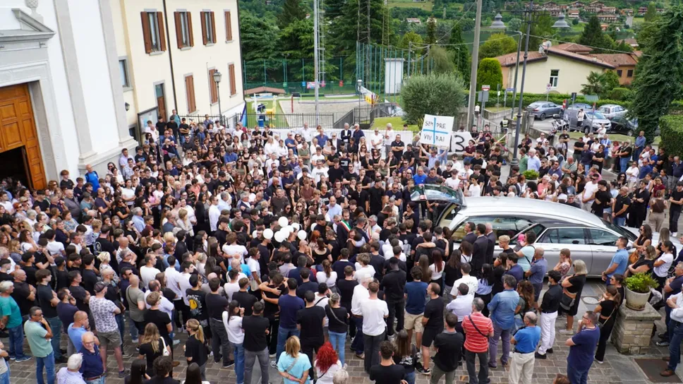 La folla che ha accompagnato la famiglia di Alberto Suardi nell’ultimo saluto al 20enne di Spinone che è morto domenica in un incidente d’auto La folla che ha accompagnato la famiglia di Alberto Suardi nell’ultimo saluto al 20enne di Spinone che è morto domenica in un incidente d’auto