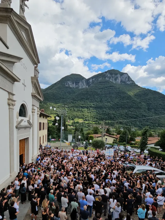 La folla a Spinone al funerale di Alberto Suardi, il 20enne che ha perso la vita domenica in un incidente stradale a Borgo di Terzo