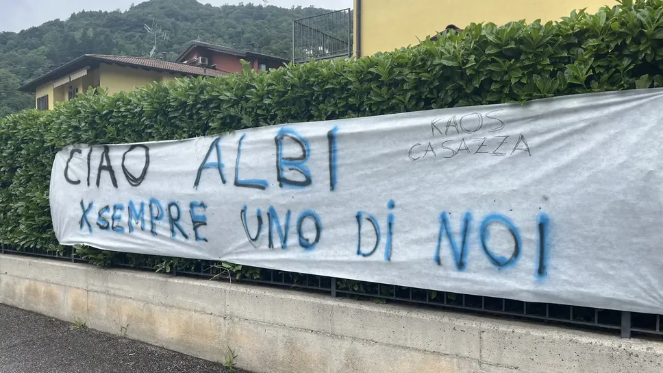 Sulla siepe dell’abitazione di Alberto lo striscione degli amici di Casazza Sulla siepe dell’abitazione di Alberto lo striscione degli amici di Casazza