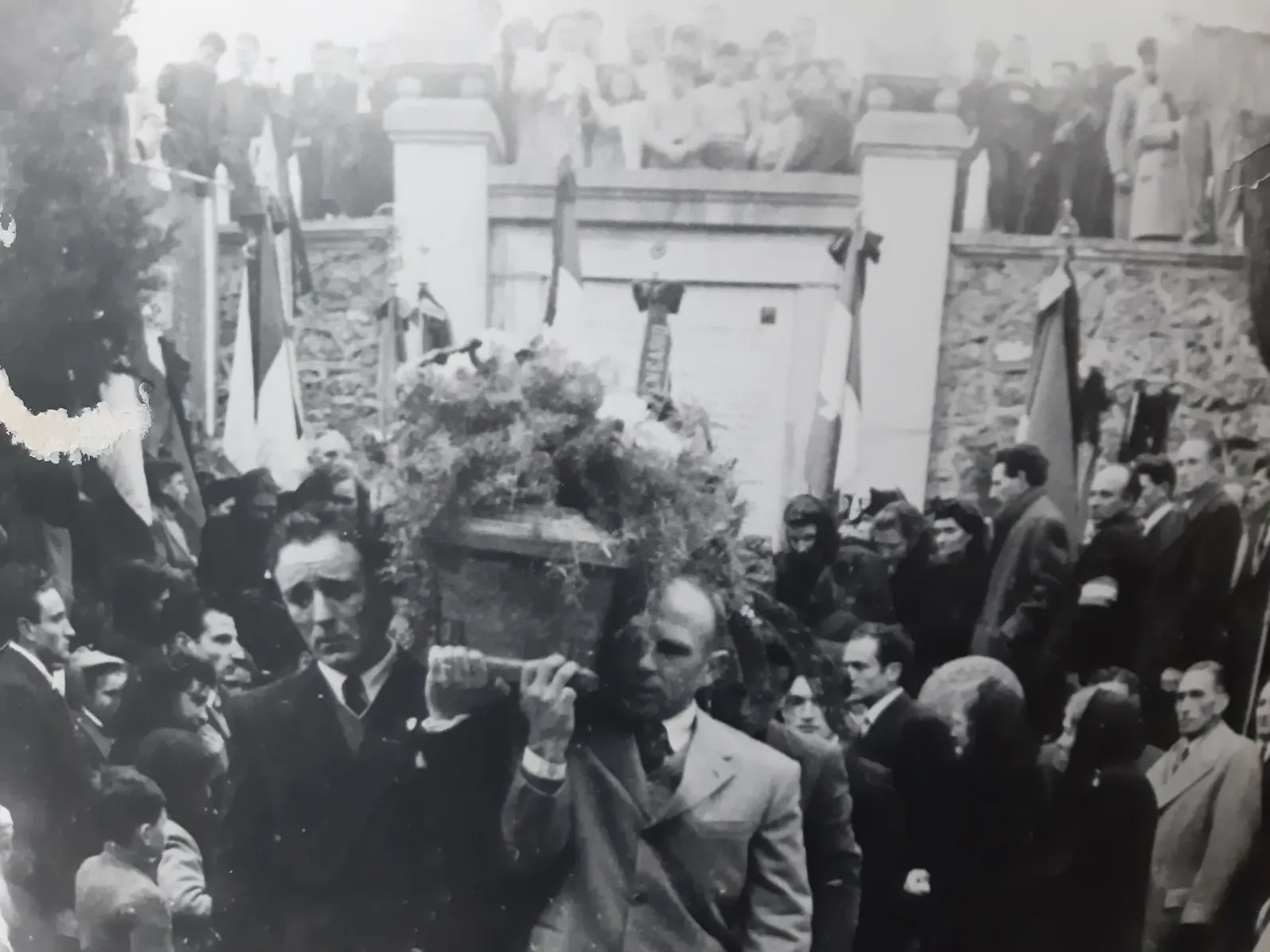 Una foto d’epoca del corteo funebre di don Antonio Seghezzi
