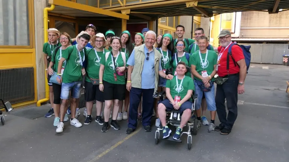 Il Vescovo Francesco Beschi con il gruppo di Carvico e Bonate