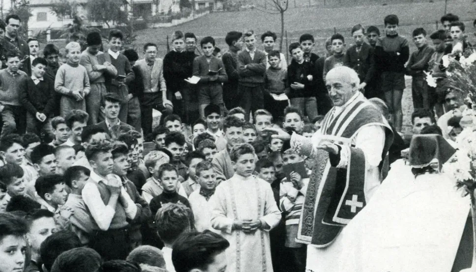 Don Bepo Vavassori, circondato dai suoi ragazzi: il sacerdote, dopo la guerra, fu un punto di riferimento con l’attività del Patronato San Vincenzo Don Bepo Vavassori, circondato dai suoi ragazzi: il sacerdote, dopo la guerra, fu un punto di riferimento con l’attività del Patronato San Vincenzo