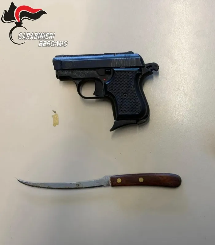 La pistola giocattolo e la lama sequestrata