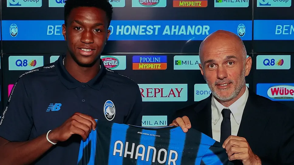 Il 17enne Honest Ahanor, il 2008 più pagato al mondo, insieme all’ad nerazzurro Luca Percassi Il 17enne Honest Ahanor, il 2008 più pagato al mondo, insieme all’ad nerazzurro Luca Percassi